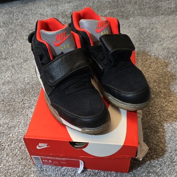 Nike Air Travis CRUZ Black and Red Sneakers 10.5
